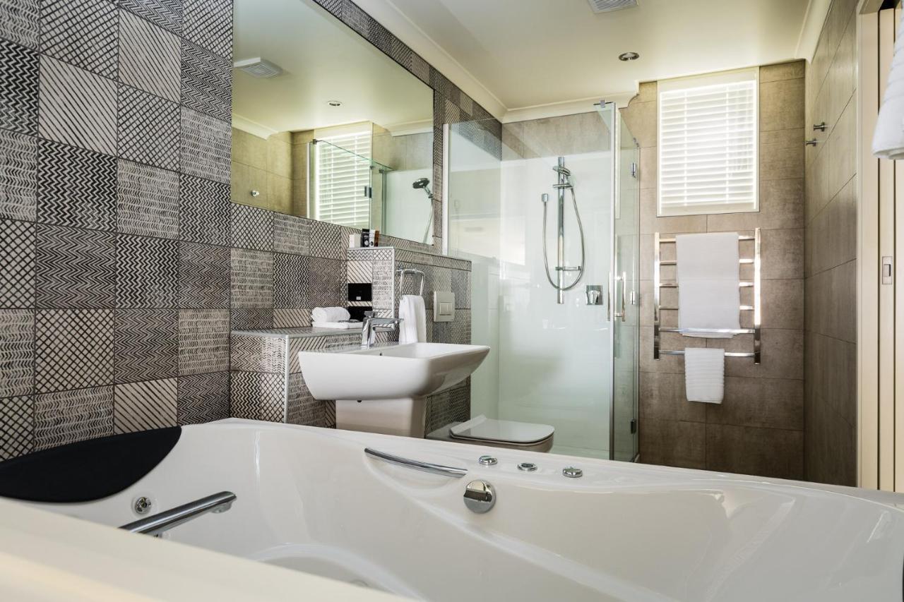 Pebble Beach Motor Inn Napier Extérieur photo A modern bathroom