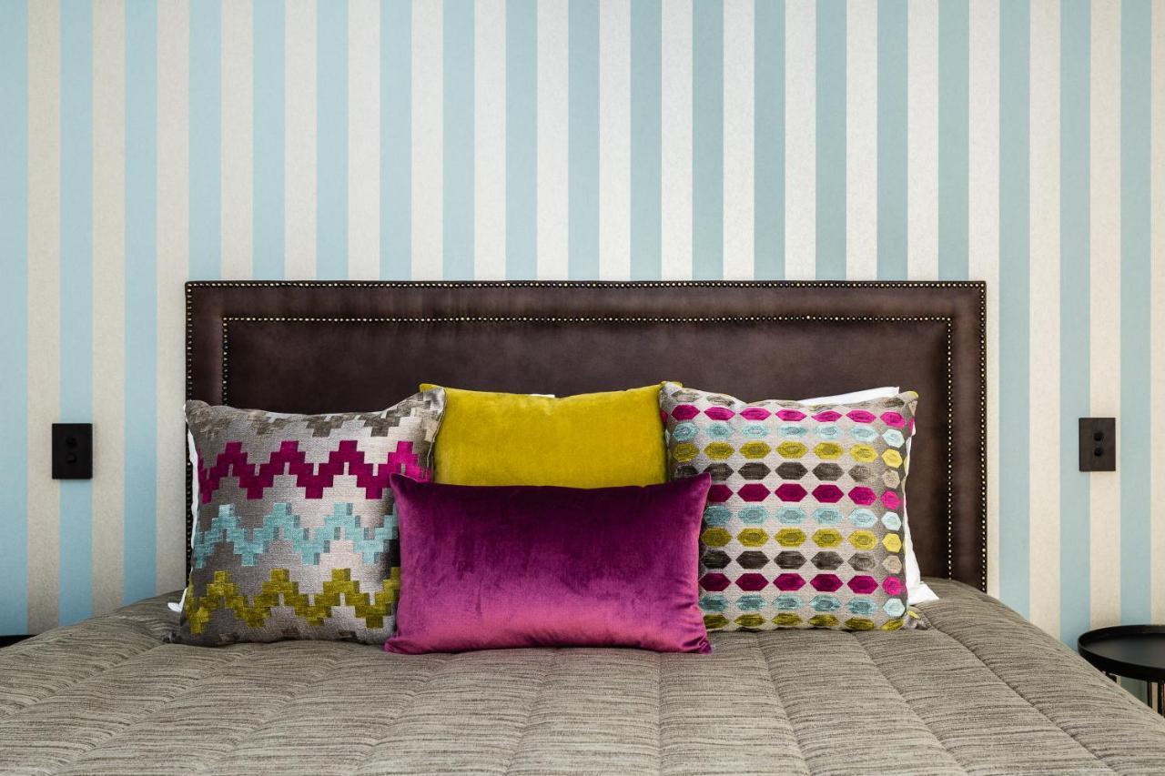 Pebble Beach Motor Inn Napier Extérieur photo Throw pillows