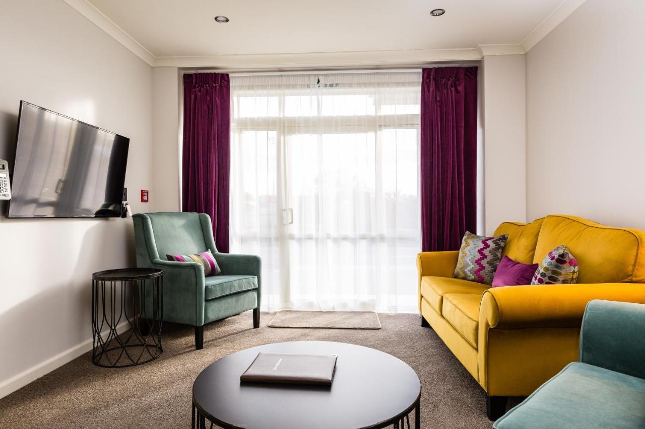 Pebble Beach Motor Inn Napier Extérieur photo A living room in a typical apartment