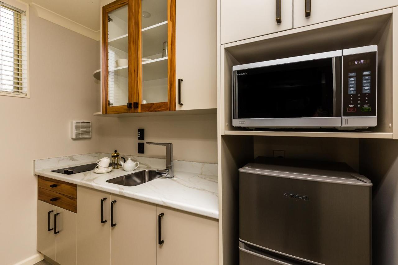 Pebble Beach Motor Inn Napier Extérieur photo A kitchenette in a hotel