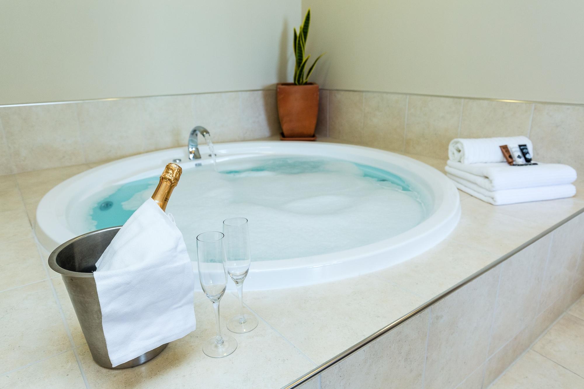 Pebble Beach Motor Inn Napier Extérieur photo A whirlpool bathtub
