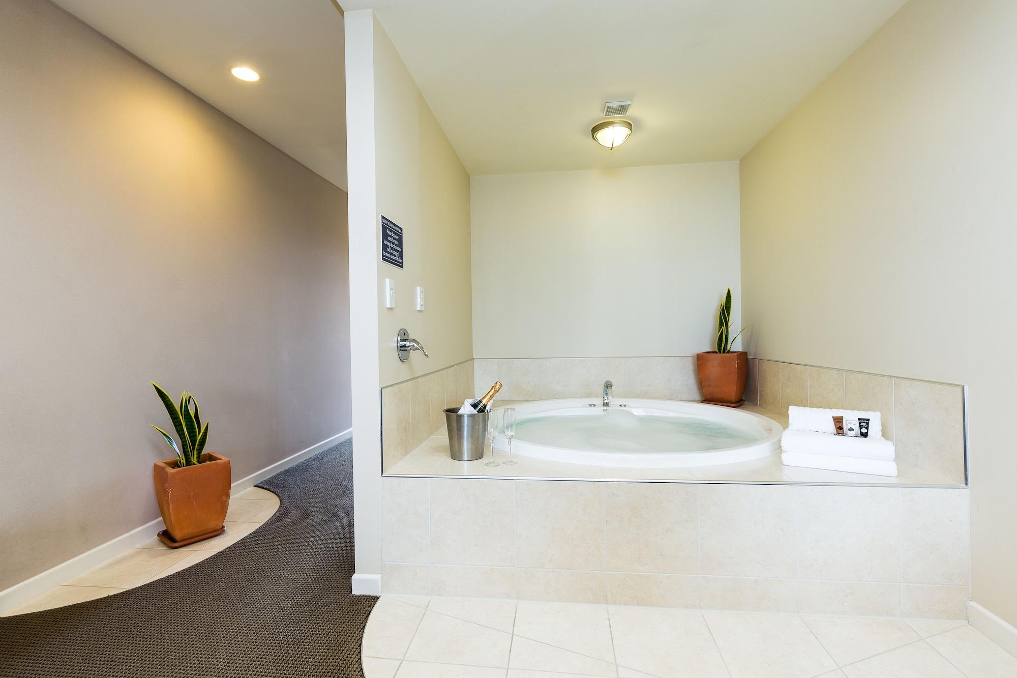 Pebble Beach Motor Inn Napier Extérieur photo A modern bathtub