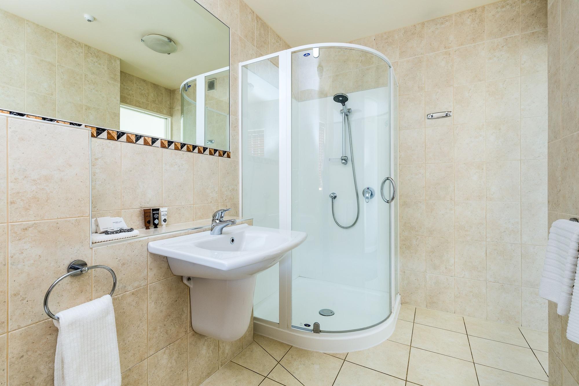 Pebble Beach Motor Inn Napier Extérieur photo A shower cubicle