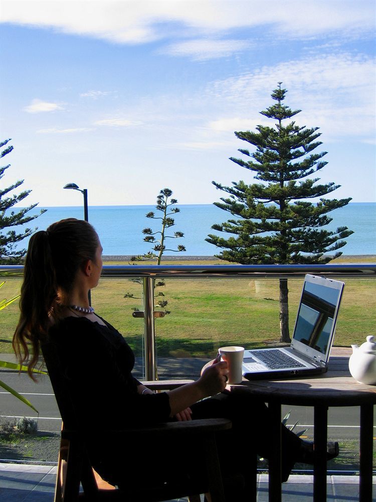 Pebble Beach Motor Inn Napier Extérieur photo A woman working from home