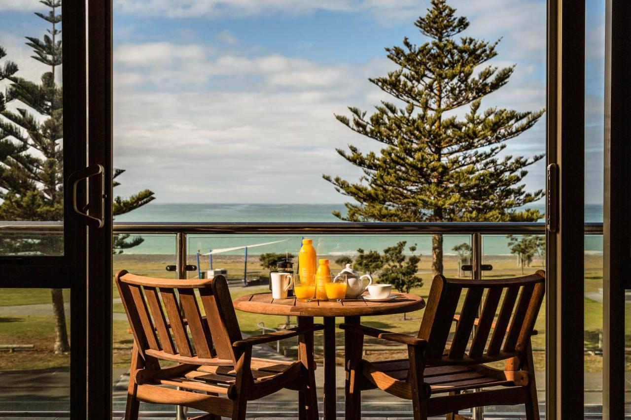 Pebble Beach Motor Inn Napier Extérieur photo A view of the beach from a suite at the Bay of Plenty Hotel