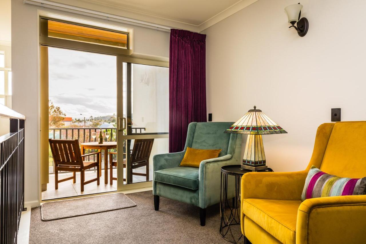 Pebble Beach Motor Inn Napier Extérieur photo A living room in a typical apartment